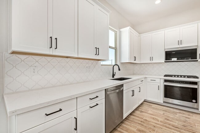 Building Photo - 4 Bedroom - Ready for you to Call It Home!!