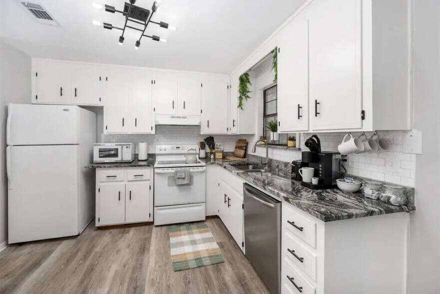 Building Photo - 2001 N 61st Ave