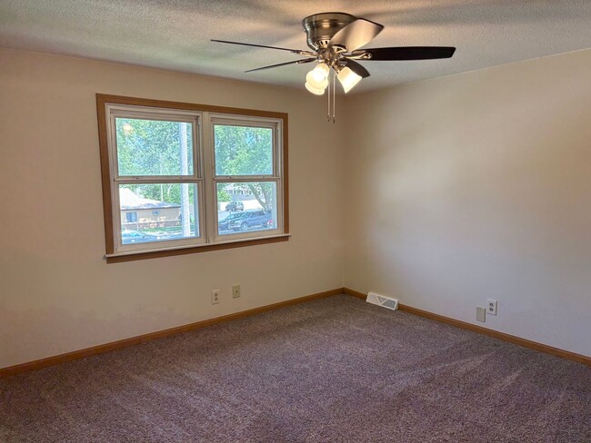 Building Photo - 2 Bedroom, 1 Bath Townhouse in LeClaire, IA