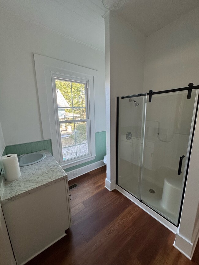 Building Photo - 527 E Cambridge Ave