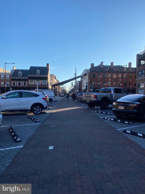 Building Photo - 200 Lombard St