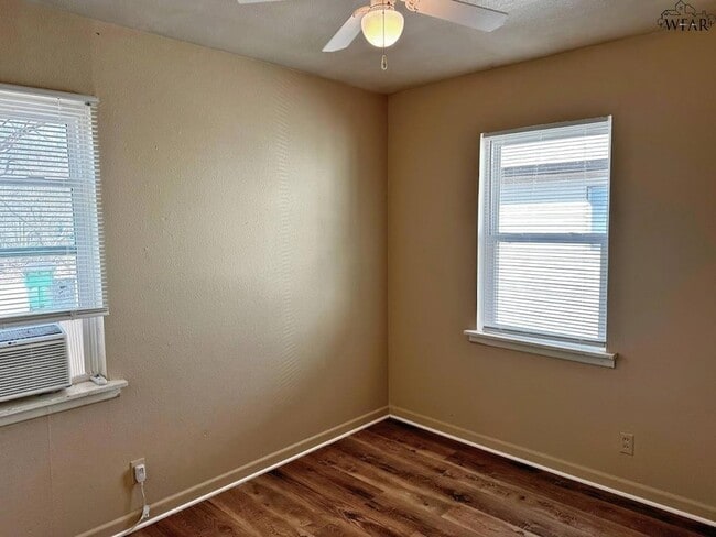 Building Photo - 104 Ave G