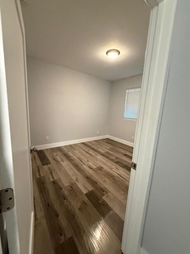 Building Photo - 85(221)