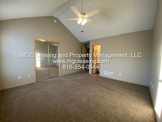 Building Photo - Harrisonville 2 Bedroom 2.5 Bath Townhome!