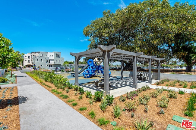 Building Photo - 670 Daniel Freeman Cir