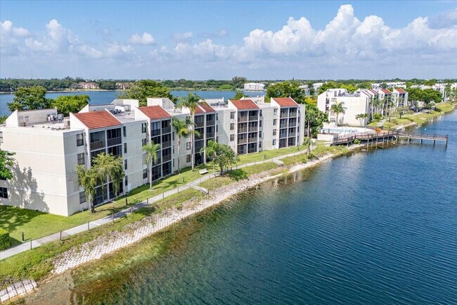 Building Photo - 113 Lake Emerald Dr