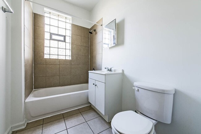 Building Photo - 148 N La Crosse Ave Chicago, IL 60644