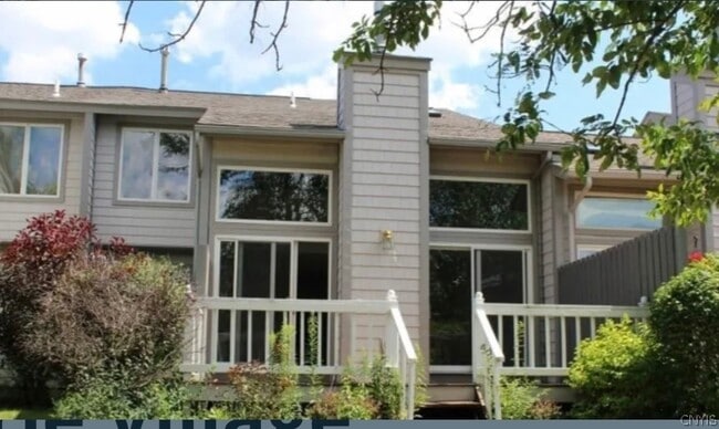 Building Photo - 372 Summerhaven Dr N