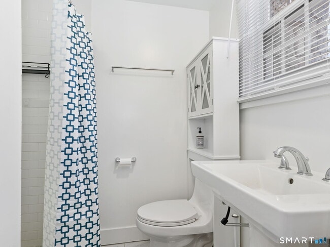 Building Photo - 212 New Canaan Ave