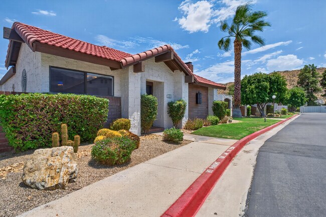 Building Photo - 2490 E Miramonte Cir