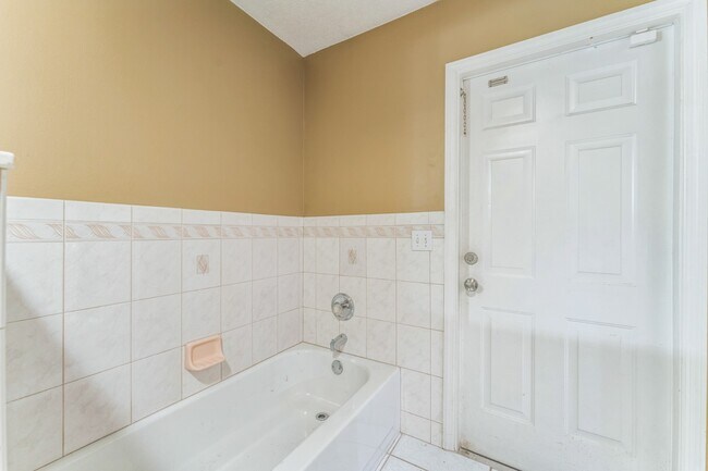 Building Photo - 465 Rio Grande Ln