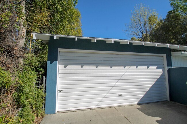 Building Photo - Remodeled 3-Bed Charmer Steps from Ventura Blvd