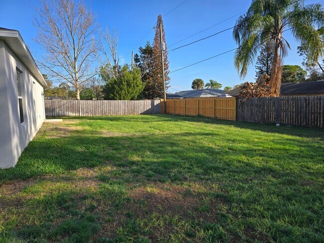 Building Photo - Stunning 4 bedroom, 2-bathroom home