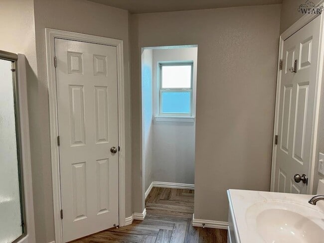 Building Photo - 301 Mariners Wy