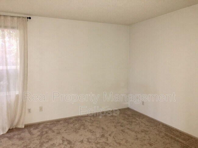 Building Photo - 10930 NE 37th Pl