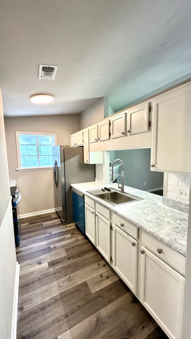 Building Photo - RENOVATED 2/2 w/ Updated Flooring, Paint, Appliances, & Fixtures! Open Floor Plan & Fenced Yard! ...