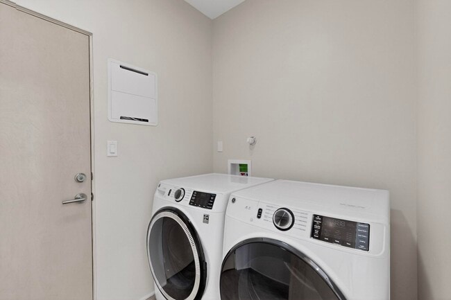 Building Photo - 705 Alcalde Pl SW