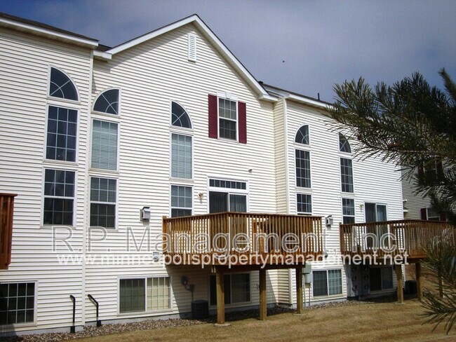 Building Photo - 15220 Florist Cir