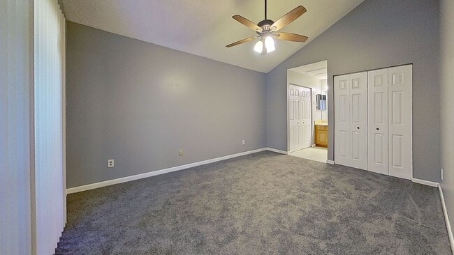 Building Photo - Great 3/2 patio home available now!