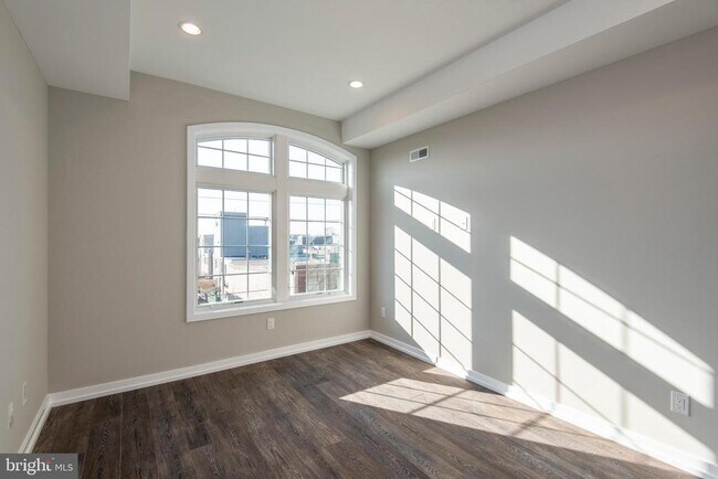Building Photo - 1340 S 13th St