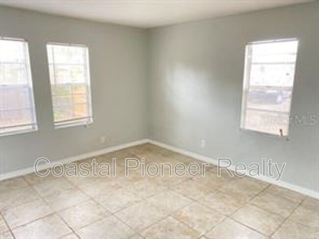 Building Photo - 3015 Deleuil Ave