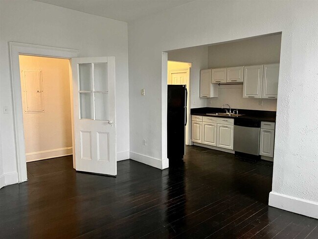 Building Photo - 304 Main St