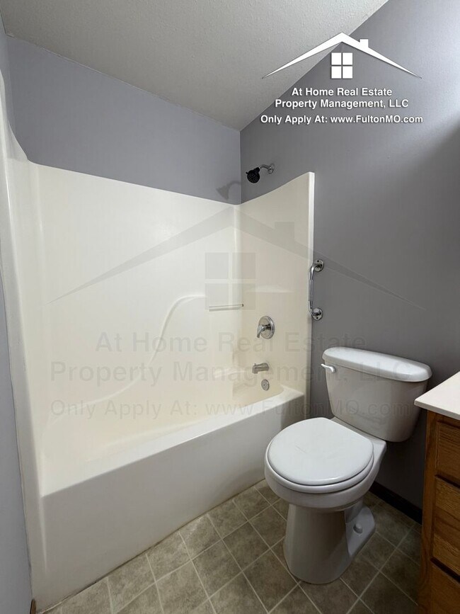 Building Photo - 427–429 Sabre Circle