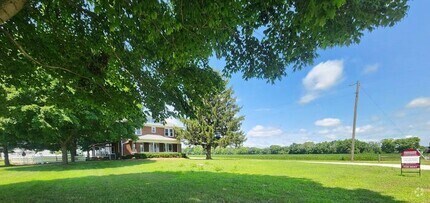 Building Photo - A quiet retreat with character and space t...