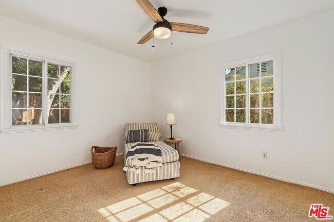 Building Photo - 7236 Encino Ave