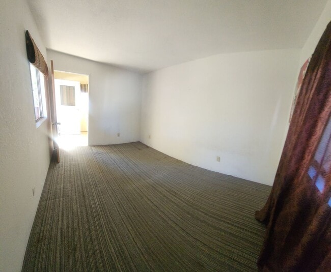 Building Photo - Well maintained 5 bedroom 2 bath with garage