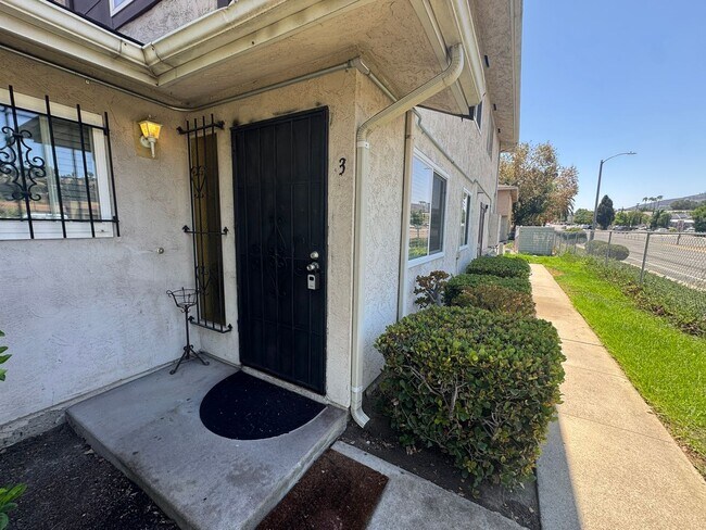 Building Photo - Updated 2 Bed / 1 Bath Condo in Lakeside