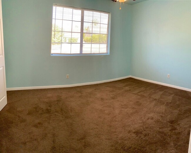 Building Photo - 2 Bedroom Lexington Townhome with Community Pool