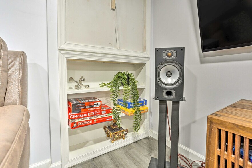 Building Photo - 79 Pehle Ave