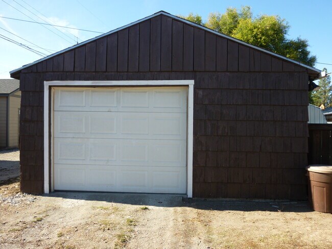 Building Photo - 1211 W Dalke Ave