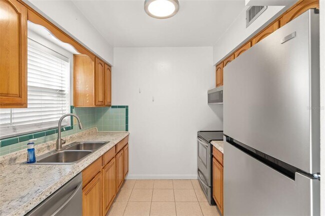 Building Photo - 885 James St