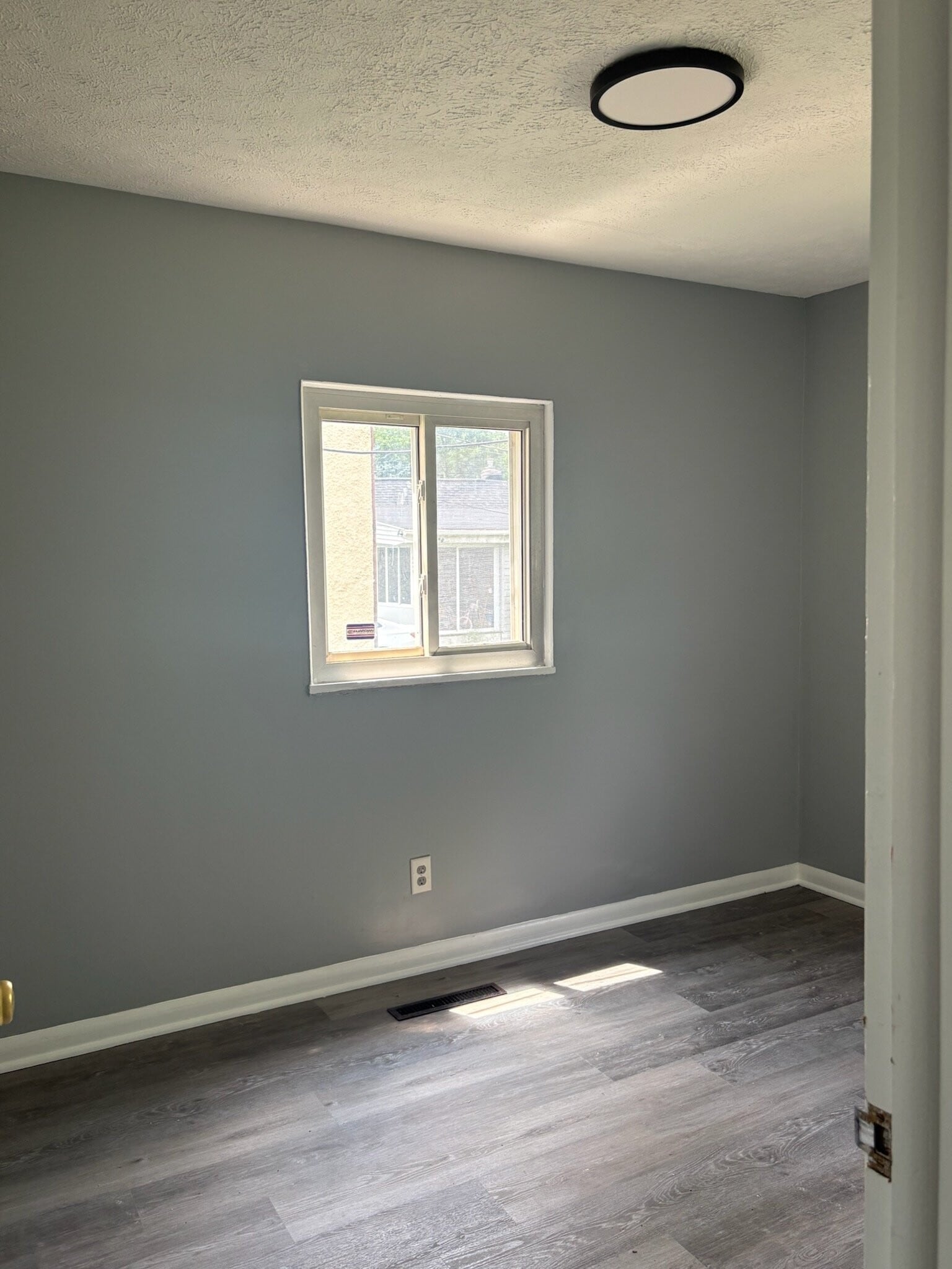 Building Photo - 2283 Hiawatha Park Dr