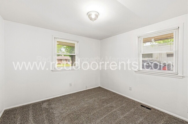 Building Photo - 9949 Ellis Dr