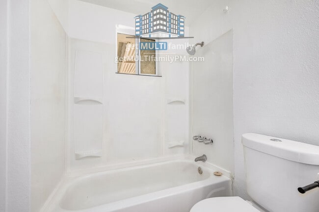 Building Photo - 1402 W Mercer Ln