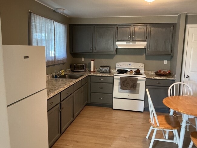 Building Photo - 12 E Farms Rd