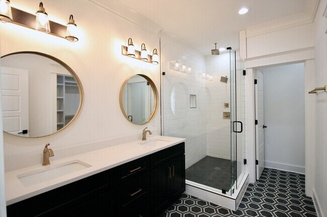 Building Photo - 1408 Lischey Ave