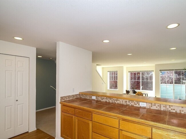Building Photo - Fabulous Green Lake Townhome