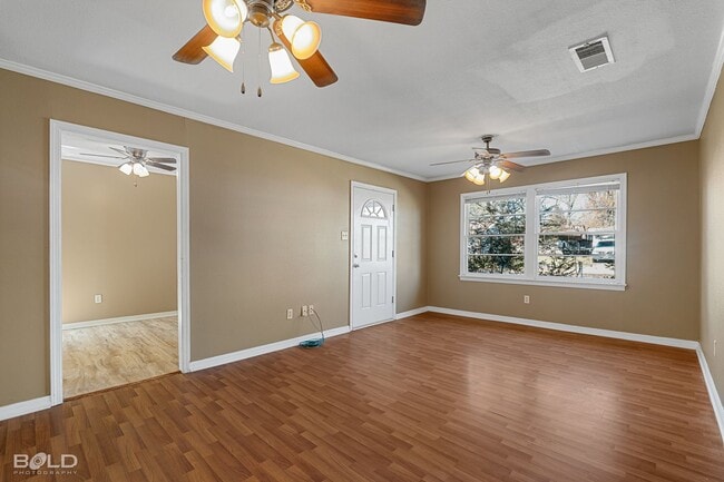 Building Photo - 3 bedroom 1 bath Southern Charm