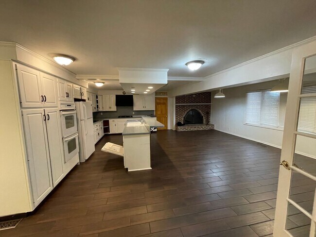 Building Photo - Downtown Nashville Charming Traditional Home