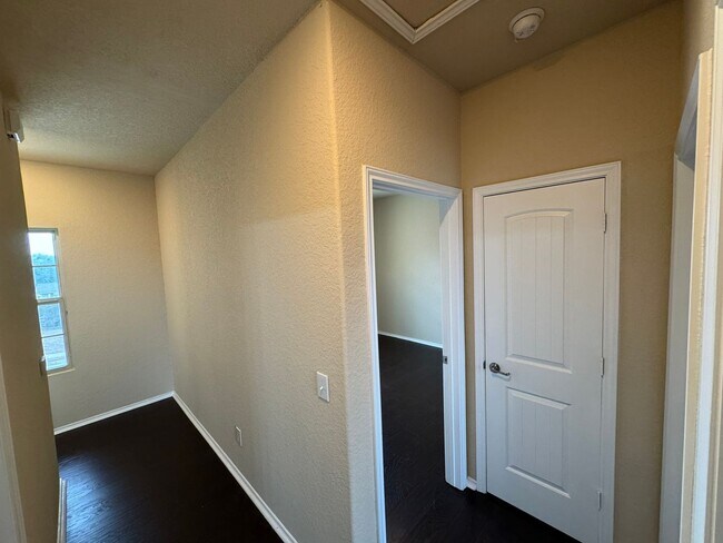 Building Photo - Move-In Special! Spacious 3BR Home with Large Private Yard in Mission Del Lago