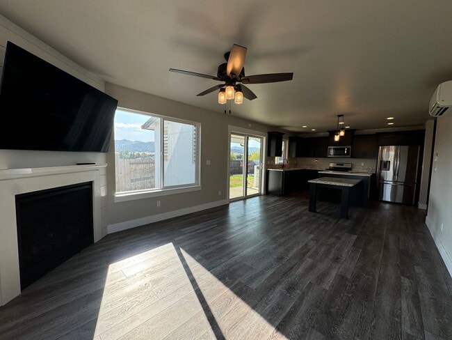 Building Photo - Beautiful 3 Bedroom 2 Story Home in Cul de...