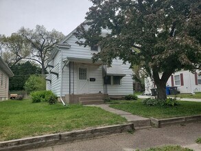 Building Photo - Affordable Moline Apartment in a Prime Quad Cities Location!