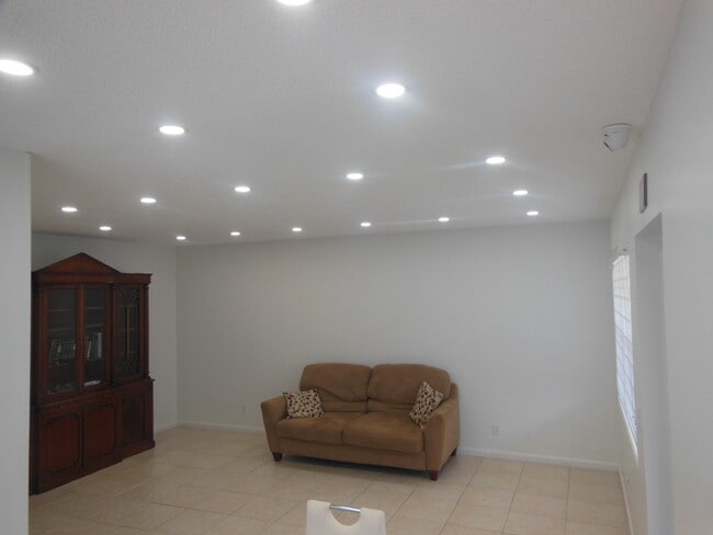 Building Photo - 156 Andover F