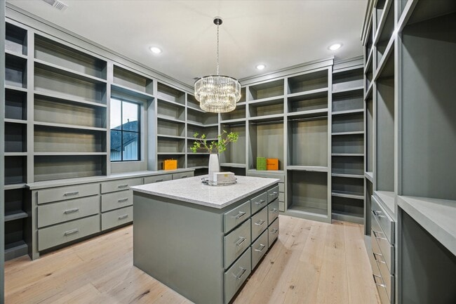 Building Photo - 431 W 30th St