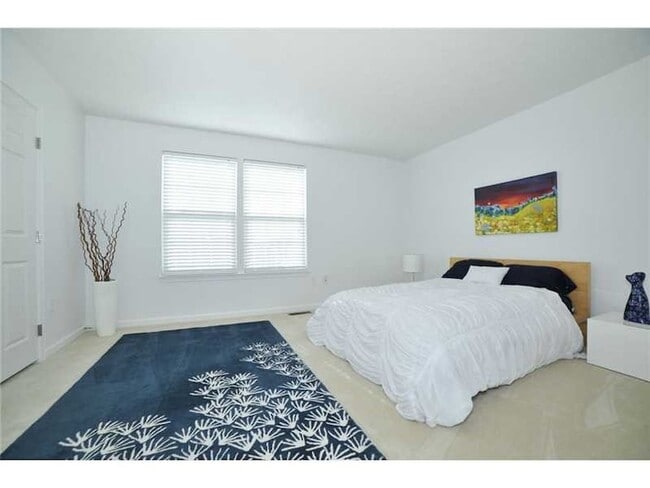 Building Photo - 704 Park Plaza E