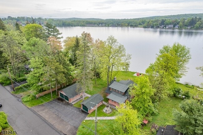 Building Photo - 121 Bearfort Rd